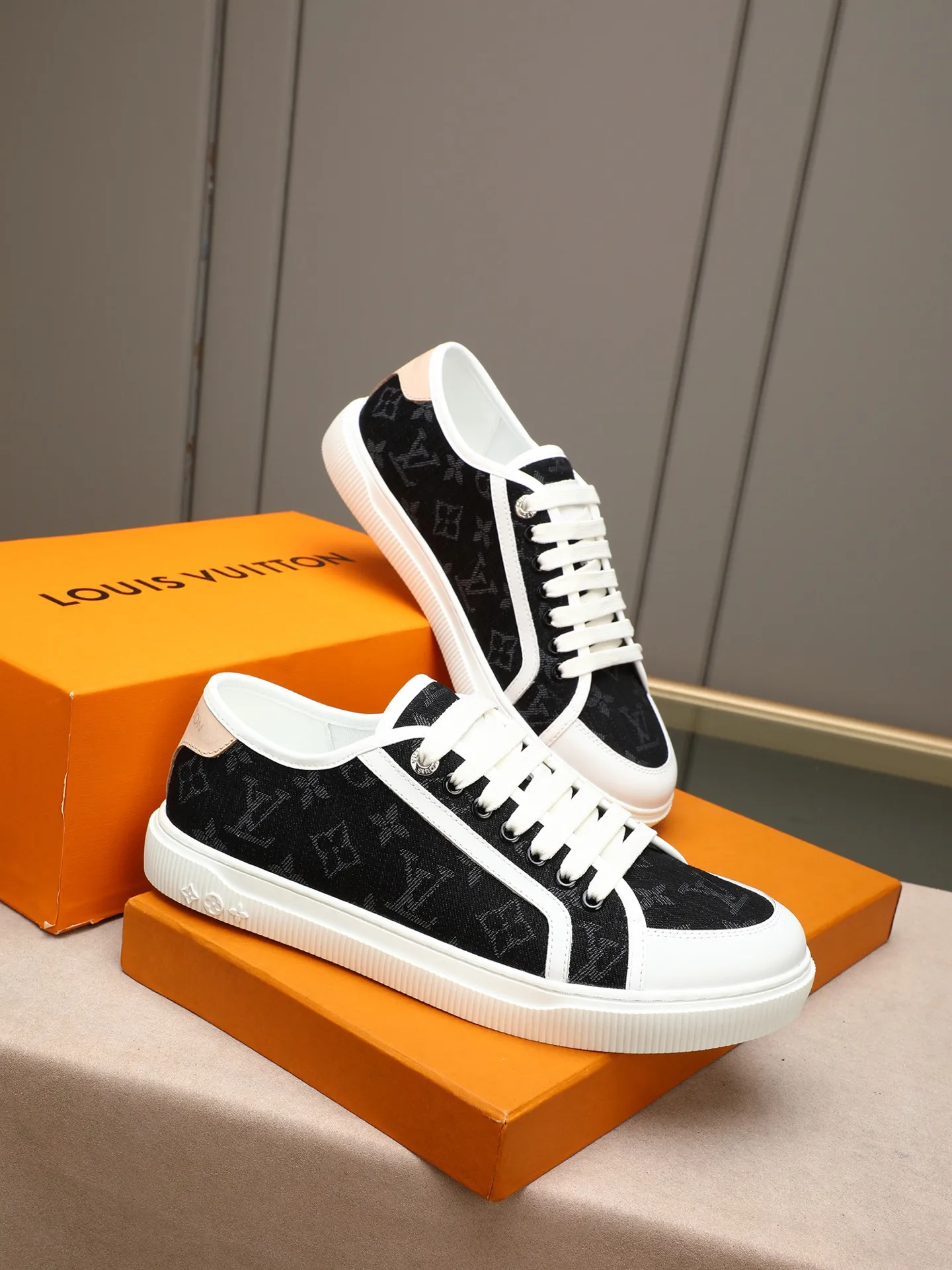 Men's Men's Shoes 💰440 𝐋𝐨𝐮𝐢𝐬 𝐕𝐮𝐢𝐭𝐭𝐨𝐧 𝟮𝟬𝟮𝟱/𝐬𝐬 Louis Vuitton's new spring and summer casual sports sneakers have a youthful atmosphere and are very youthful on the feet! Comfortable and light on the feet! The color is also very youthful! The upper is exclusively decorated with LV accessories! Make the whole shoe more flexible! The special electro-printed logo on the upper has a sense of design and is super recognizable! Beautiful and generous! ! It’s super easy to walk on! Specific denim surface material, sheepskin lining, original molded outsole Size: 38-44 (45 customized)